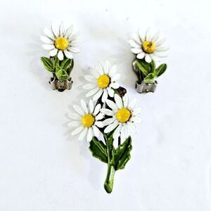 Vintage 1960's Demi Parure Metal Enameled Daisy Floral Brooch Pin Earrings Set
